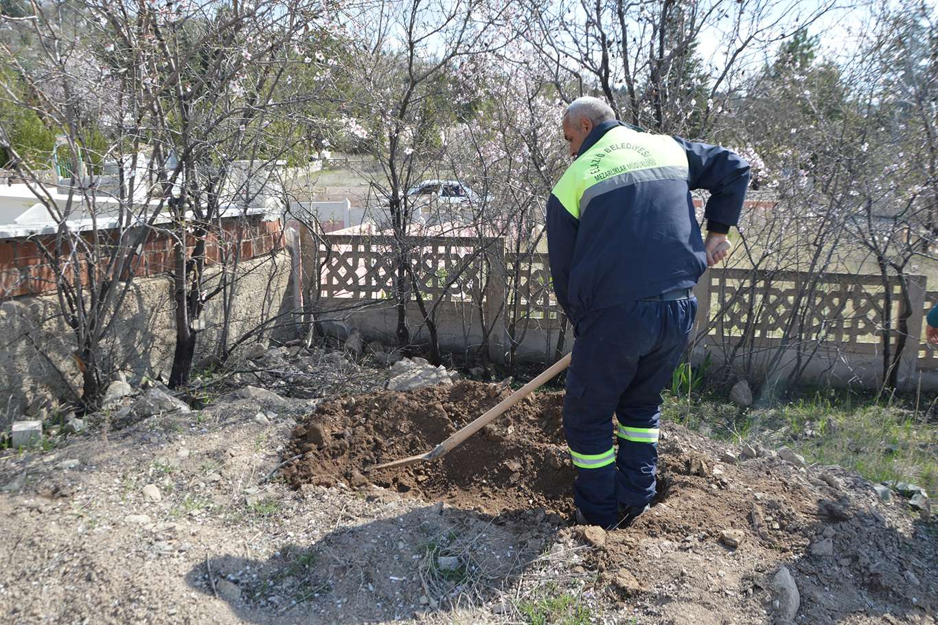 Sessiz mezarlıkların sesi: Mezar kazıcıları Sessiz mezarlıkların sesi: Mezar kazıcıları